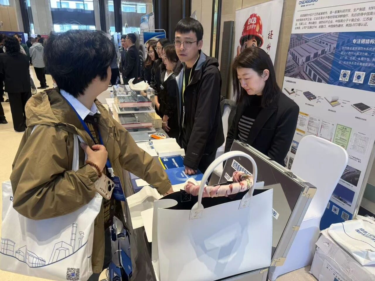 El equipo de la empresa explica los productos a los visitantes.