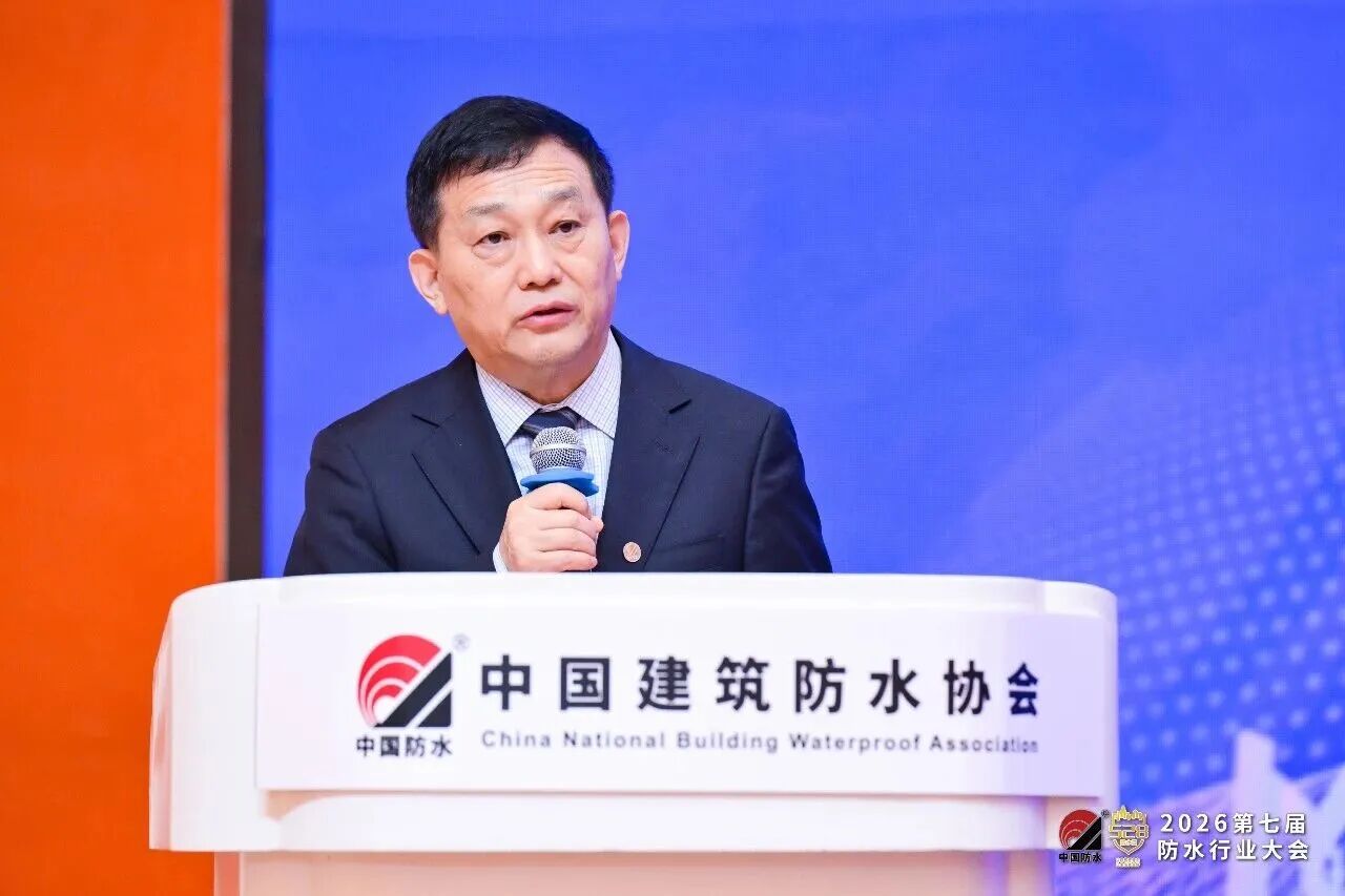 Hu Xibao, presidente de la Asociaci&oacute;n China de Impermeabilizaci&oacute;n de Edificios, pronunci&oacute; un discurso en la conferencia