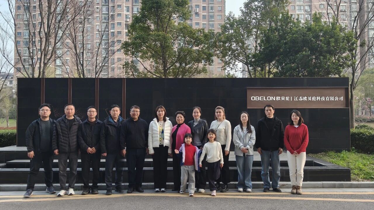 L&iacute;deres afines de la Guardia de Osea y Obel&oacute;n se toman una foto grupal como recuerdo