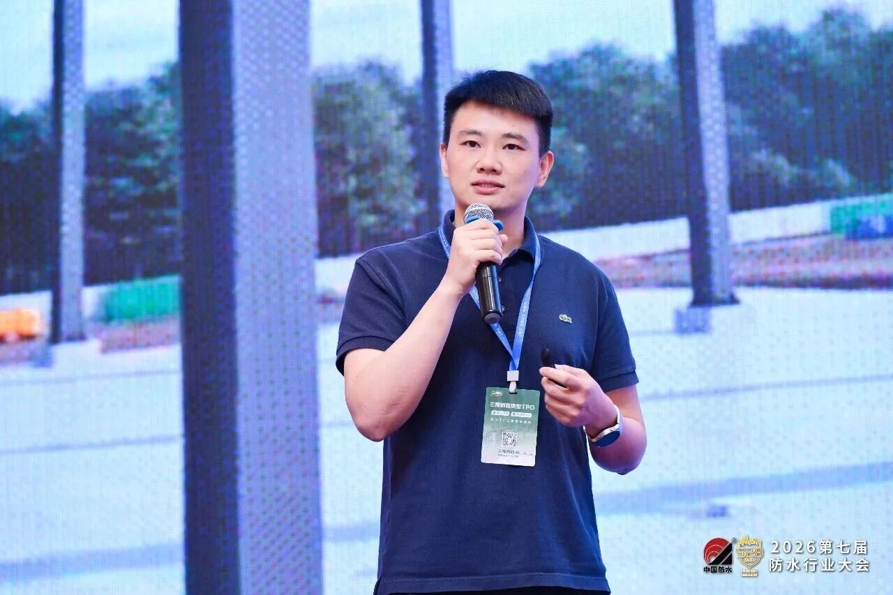 El director de marketing, Ding Yanzhen, pronuncia un discurso de apertura1