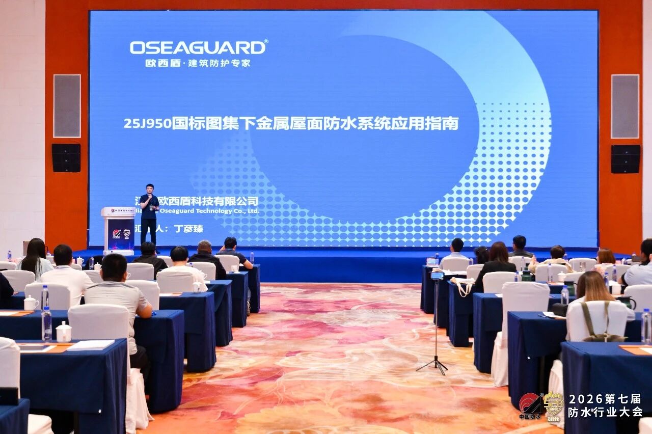 El director de marketing, Ding Yanzhen, pronuncia un discurso de apertura