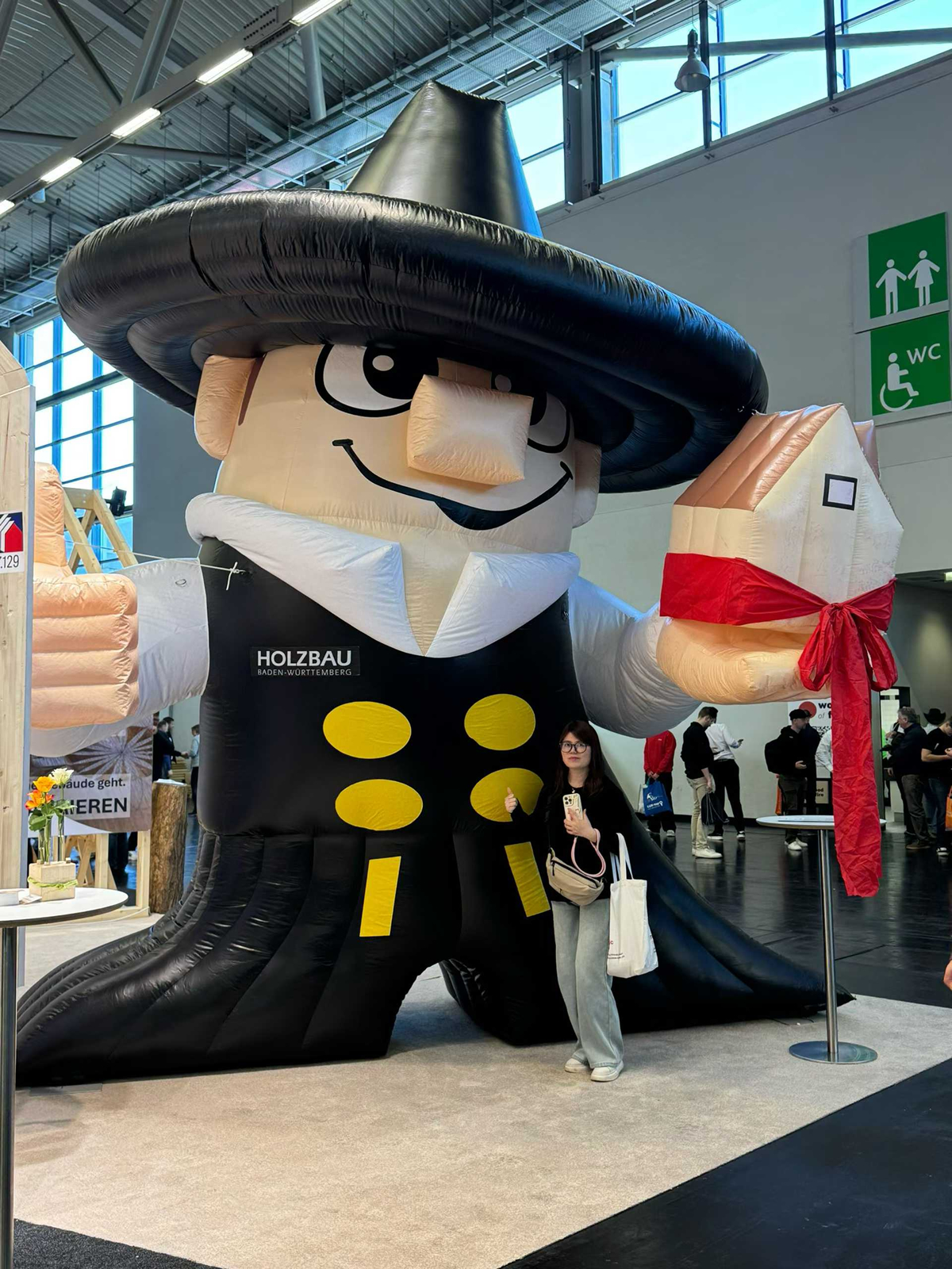 Personal de guardia de OESA en DACH+HOLZ International